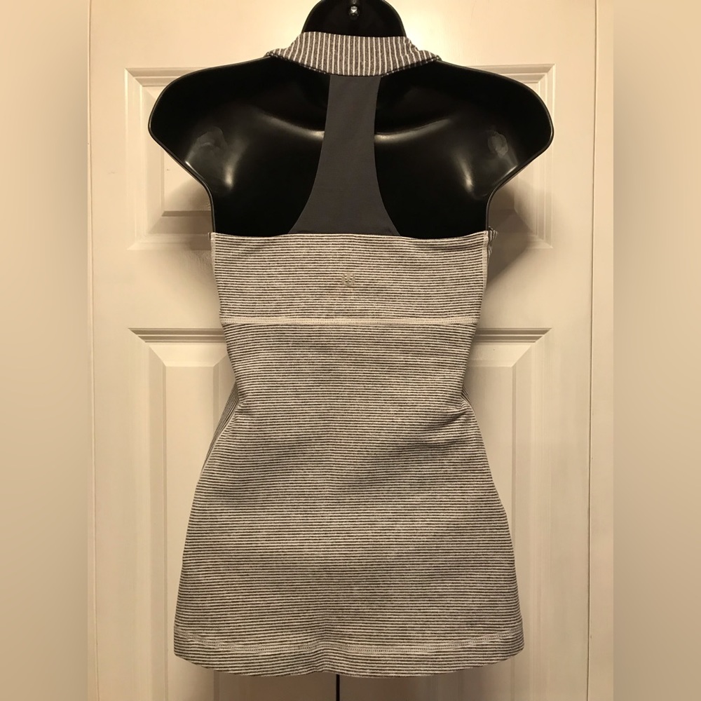 Lululemon Scoop Neck Tank Top ( Size 6) Color Gray/ White - Picture 3 of 6
